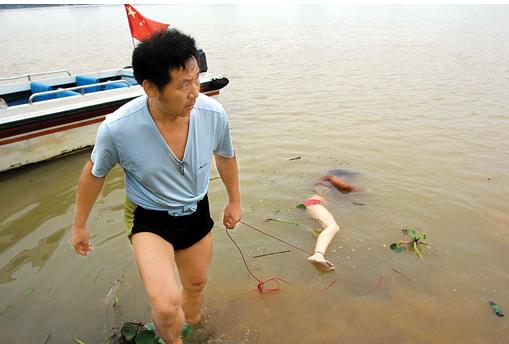 女浮尸真实图片,实拍大量溺水死亡美女(组图)